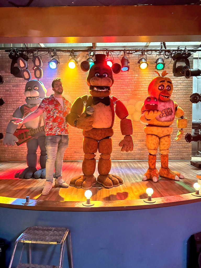 Real Time meets the Five Nights at Freddy's ANIMATRONICS! 