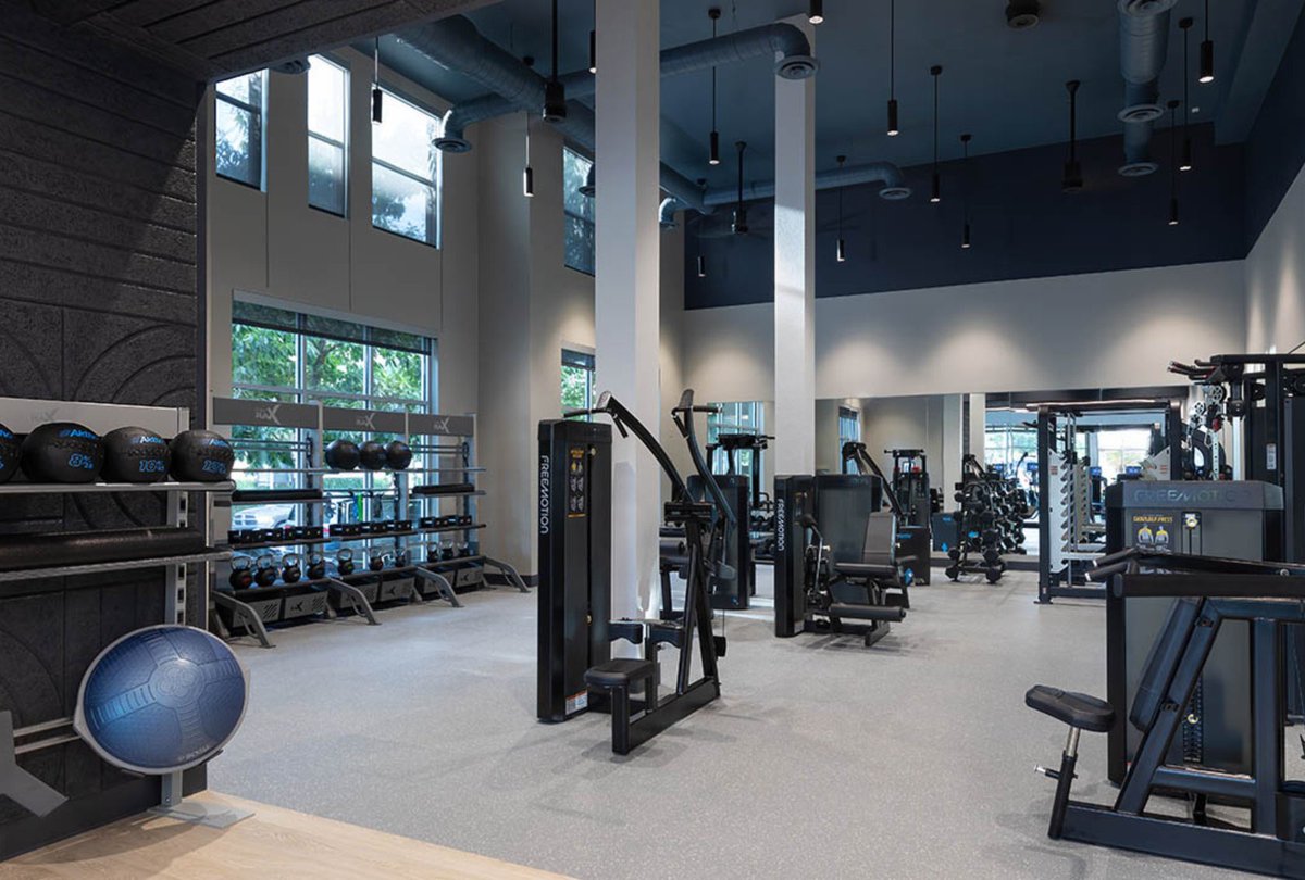 AktivSolutions's tweet photo. Located within The Domain in the heart of Austin, TX this fitness center by Griffis Residential provides a wellness resort-style workout experience for residents. With high ceilings, expansive windows, and unique lighting, the gym offers stunning facilities just steps from home. https://t.co/zCPTLvkxkL