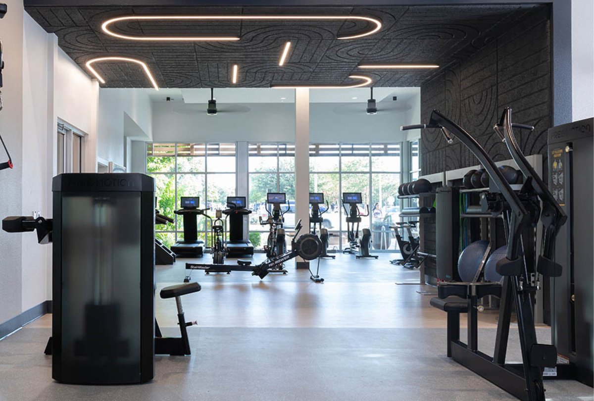 AktivSolutions's tweet photo. Located within The Domain in the heart of Austin, TX this fitness center by Griffis Residential provides a wellness resort-style workout experience for residents. With high ceilings, expansive windows, and unique lighting, the gym offers stunning facilities just steps from home. https://t.co/zCPTLvkxkL