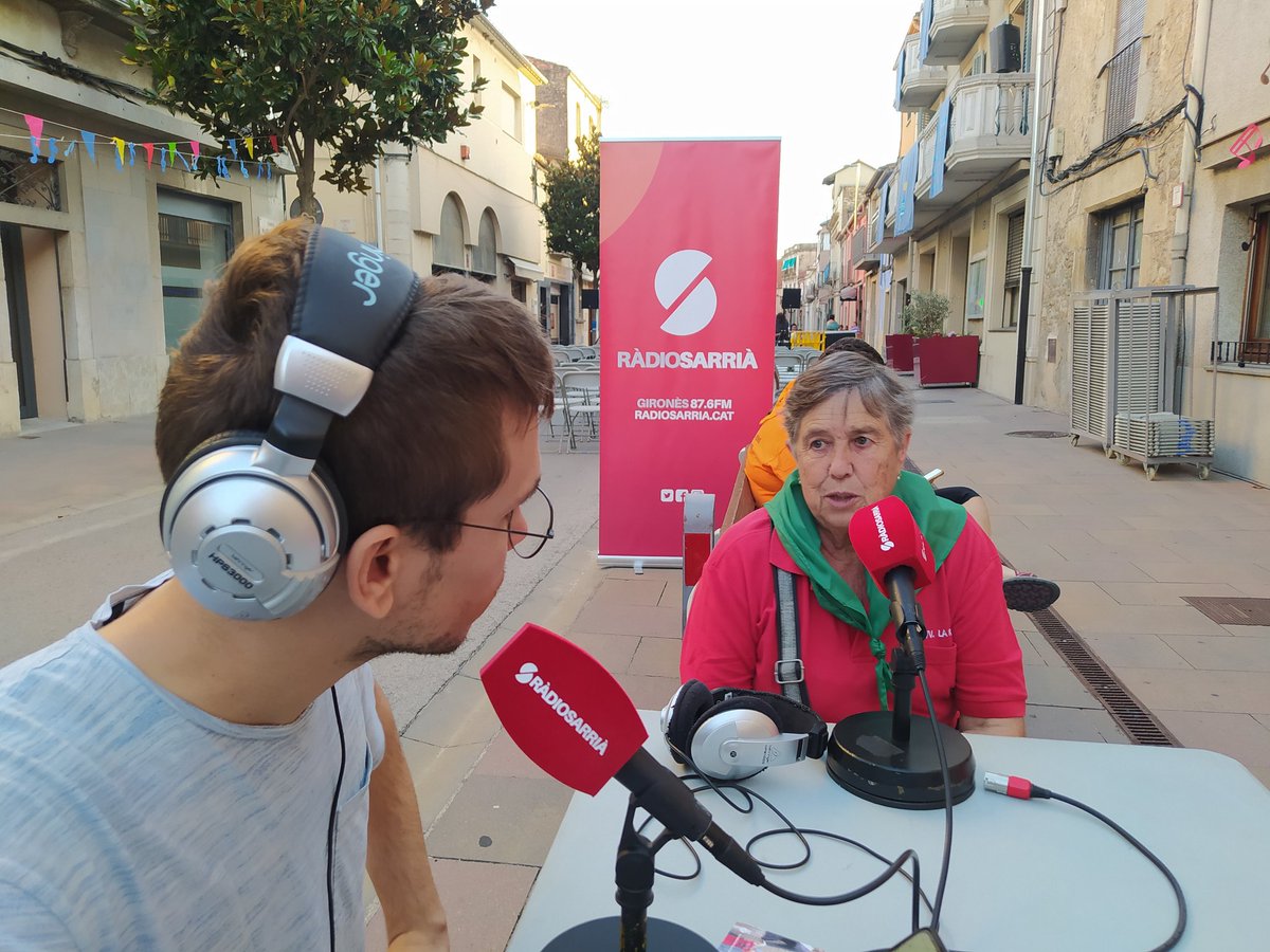 Radio_Sarria's tweet photo. L'associació de veïns de #LaRasa també en directe a Ràdio Sarrià, Mercè Astor, ens dona tots els detalls! 🎙️🎉 #fmsarriadeter2023 https://t.co/3ba1EBSZeb