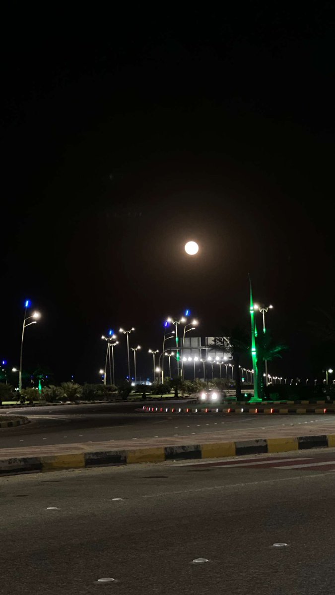 _3sr's tweet photo. الليله اللي وراها يسري الساري 
فيها من الدمع والحرمان ماريّه
ٰ
وقفت لا بايع اللحظه و لا شاري 
لين ابتدت في ضميري جمرهٍ حيّه
ٰ
يجيبه الليل و النسناس و الطاري 
ولا يجيب القصيد الا طواريّه https://t.co/kvZZsjw13v