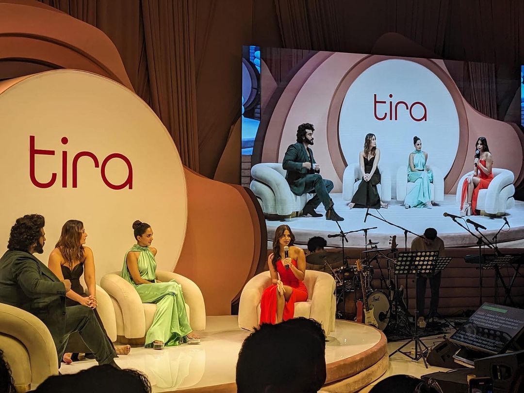 Filmyape's tweet image. Kareena, Kiara, and Suhana alongside Arjun – that's double-double glam! Scenes from the first campaign launch of Reliance Retail's Tira Beauty - #ForEveryYou. 🔥 #Voompla #Bollywood #IshaAmbani #KareenaKapoor #KareenaKapoorKhan #KiaraAdvani #SuhanaKhan #ArjunKapoor #ForEveryYou