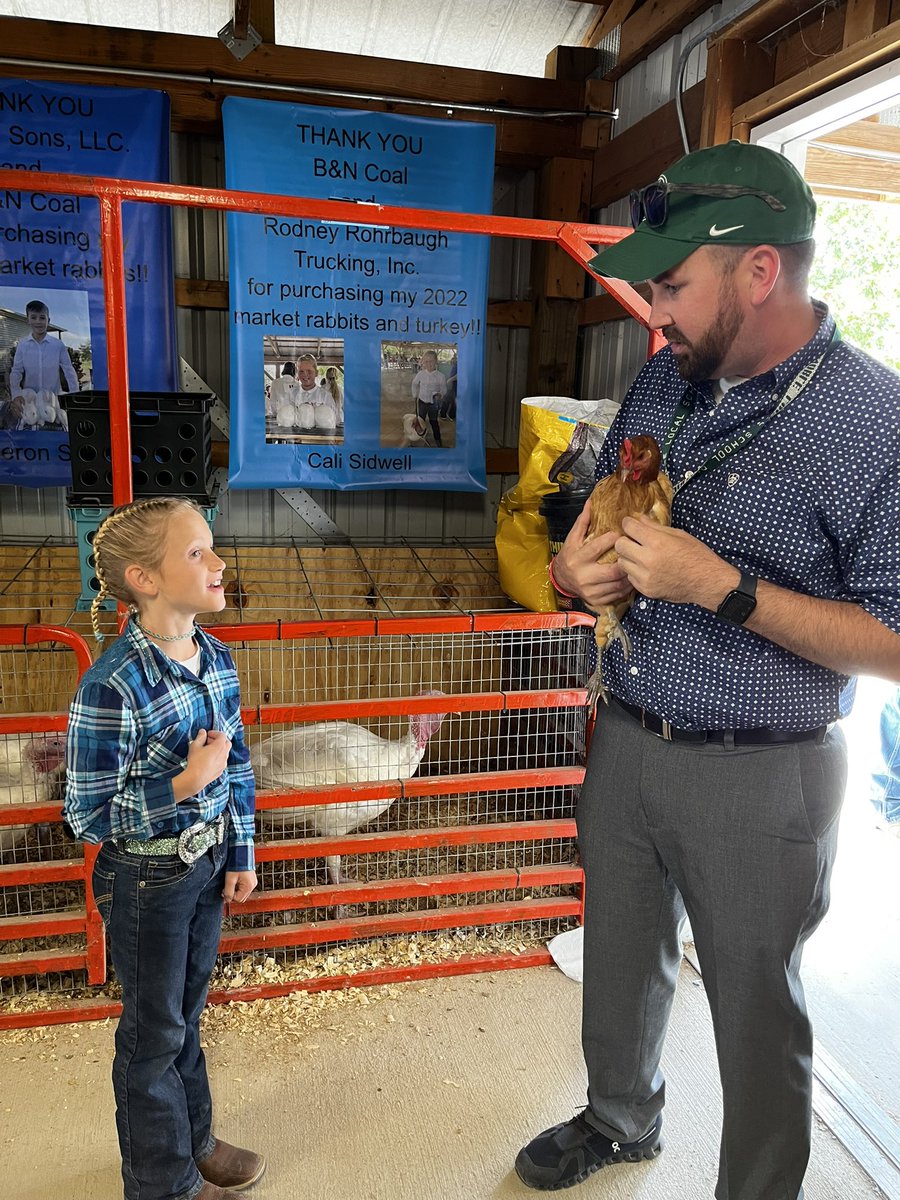JDenius's tweet photo. @MrTomGoZeps hanging out at the Noble Co. Fair!! #WEareShenandoah
#NobleImpact https://t.co/mfBZPfcAuG