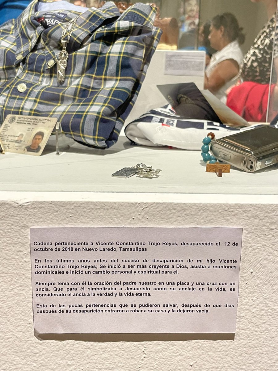Anoche asistí a la exhibición “Renacer ante el dolor”, en el marco del Día Internacional de Víctimas de Desaparición Forzada. Es una colaboración entre <a href="/ColectivoRenacr/">Colectivo Renacer por Nuestros Desaparecidos NL</a> y <a href="/Fotografasdemex/">Fotógrafas de México</a> en <a href="/MuseoMonterrey/">Museo Metropolitano De Monterrey</a>. Le animo a que vaya a verla.  Es poderoso, triste y muy importante.