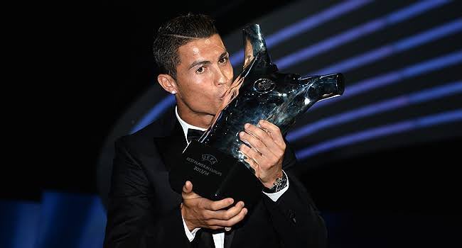 UEFA Yılın Futbolcusu ödülünü en çok kez (3) ve üst üste iki defa kazanan tek futbolcu Cristiano Ronaldo’dur. Gelmiş geçmiş en iyisi. 🤩