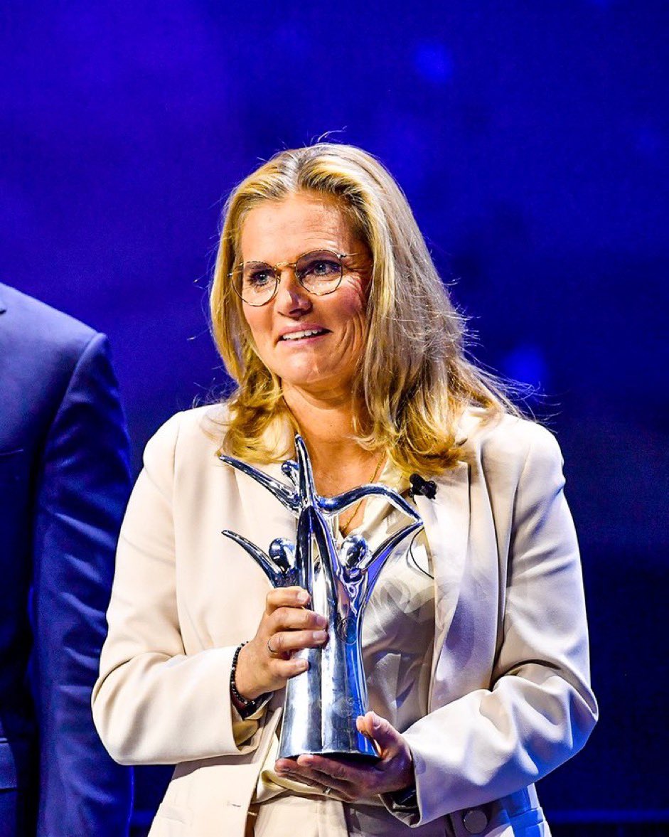 anaislopez23's tweet photo. Sarina Wiegman, Entrenadora del Año de la UEFA:

"Me gustaría dedicar este premio a la selección española femenina.

Estoy realmente dolida como entrenadora y madre de dos hijas. El fútbol femenino ha crecido mucho, pero todavía queda mucho camino por delante". https://t.co/US4aFgLI4g