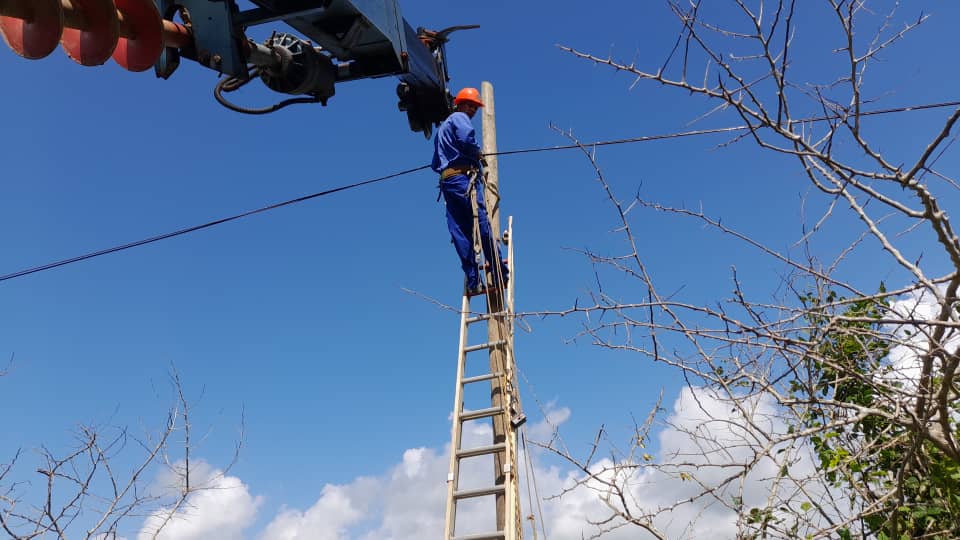 Continúan jornadas de incansable trabajo tras el paso del #HuracánIdalia 🌀 por el occidente de #Cuba, hasta dejar restablecidos todos los servicios afectados. #FuerzaPinar