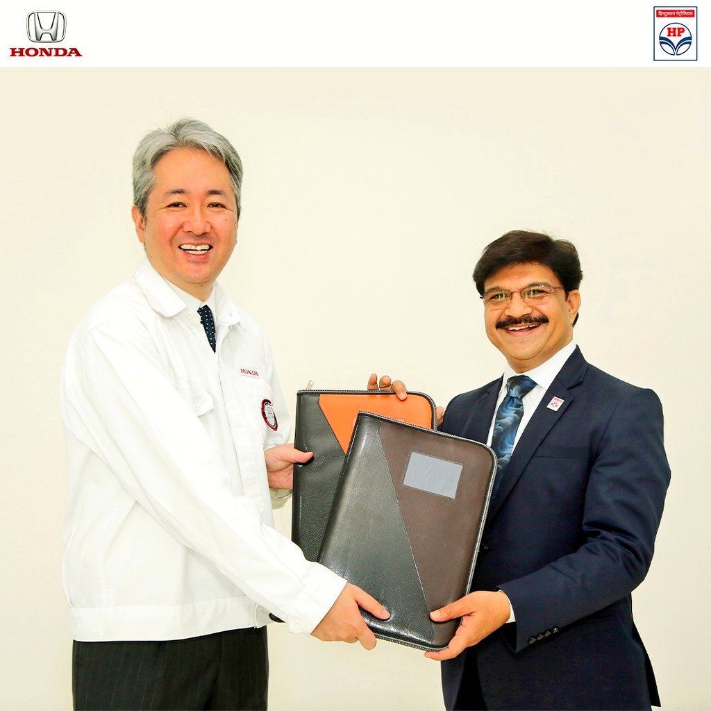 HPCL's tweet photo. Hindustan Petroleum Corporation Ltd. partnered with Honda Cars India Ltd., a leading manufacturer of premium cars in India to introduce fuel reward loyalty program exclusively for Honda Connect customers today. Mr. Yuichi Murata, Director-Marketing & Sales, Honda Cars India and Mr. Amit Garg, Director-Marketing, HPCL, who were present on the occasion, exchanged documents to this effect.
Under the tie-up, Honda’s customers can avail benefits conveniences & additional 25% fuel reward points on their motor fuel purchase thru #HPPay at #HPCL Fuel Stations.
#HCIL @HondaCarIndia
@HardeepSPuri