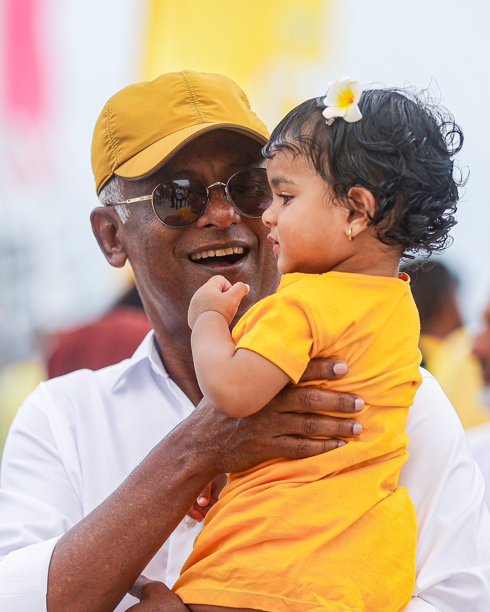 Adhadhu (@adhadhumv) on Twitter photo ރިޔާސީ އިންތިހާބުގެ ކެމްޕޭނުގައި ރައީސް ސޯލިހު ޅ. އަތޮޅަށް ކުރެއްވި ދަތުރުގެ ތެރެއިން.
ރައީސްގެ މި ދަތުރުފުޅުގައި އެމަނިކުފާނުގެ އުފަން ރަށް ކަމަށްވާ ޅ. ހިންނަވަރުގެ އިތުރުން އަތޮޅުގައި ދެން ހިމެނޭ ތިން ރަށަށް ވަޑައިގެންނެވި.
📷<a href="/abdiyaan/">Abdulla iyaan</a> ރިޔާސީ އިންތިހާބުގެ ކެމްޕޭނުގައި ރައީސް ސޯލިހު ޅ. އަތޮޅަށް ކުރެއްވި ދަތުރުގެ ތެރެއިން.
ރައީސްގެ މި ދަތުރުފުޅުގައި އެމަނިކުފާނުގެ އުފަން ރަށް ކަމަށްވާ ޅ. ހިންނަވަރުގެ އިތުރުން އަތޮޅުގައި ދެން ހިމެނޭ ތިން ރަށަށް ވަޑައިގެންނެވި.
📷<a href="/abdiyaan/">Abdulla iyaan</a>