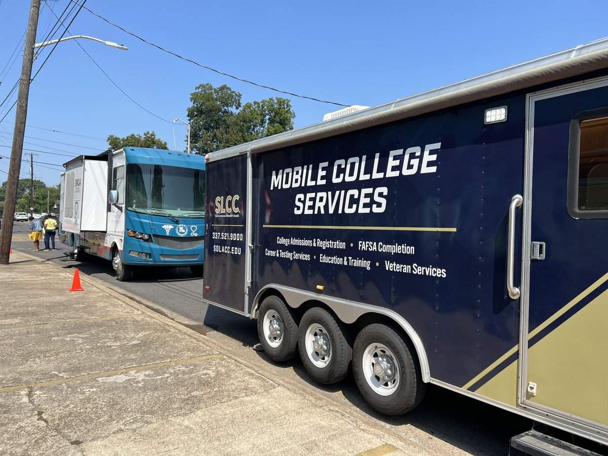 AndrePerezSLCC's tweet image. Spending a beautiful day with SLCC’s @southlacc Adult Ed @slccadulted team during the SMILE Community Action Resource Fair in downtown Lafayette. Many people are signing up to earn their high school equivalency and change their lives for the better!