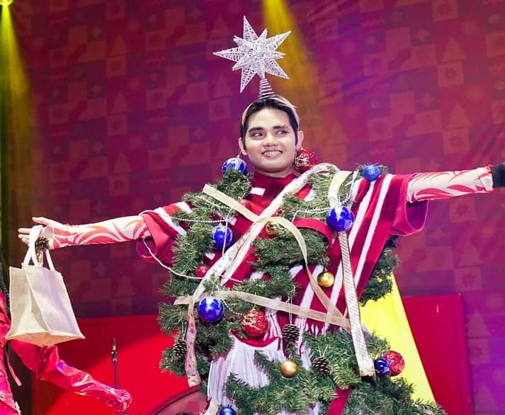 stellvesterizm's tweet photo. @yanidedios Maligayang Pasko ohh woah ohh woah ohh woah woah... 

greetings from Stell's nambawan fan🤣

@SB19Official #SB19 https://t.co/dcNUtjfKUi