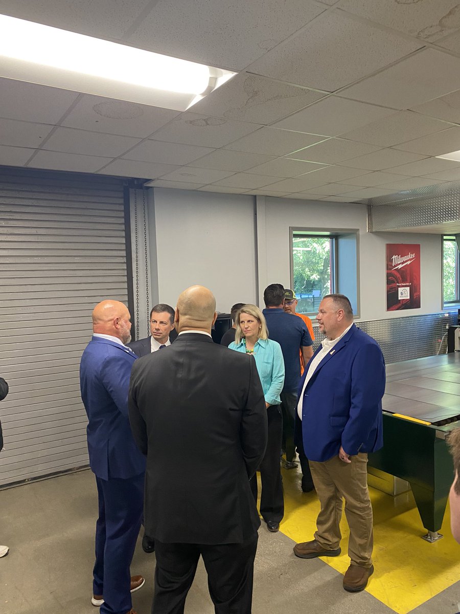 INBuildnTrades's tweet photo. Today our affiliate, SMART local 20, hosted Sec. Buttigieg, Congressman Carson and AFL-CIO President Shuler at their Indianapolis training facility. We were honored to be joined by these leaders and showcase one of our 60 state of the art training centers across the state! https://t.co/RvBO2LZiHe