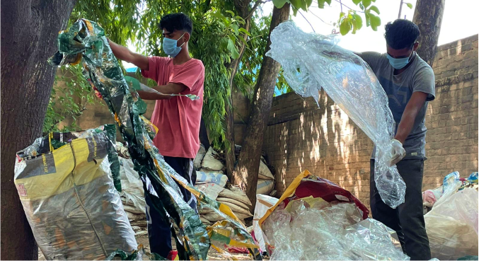 Plastiks_io's tweet photo. 🇮🇳Esperanza, a collaborator with Plastiks, is a social enterprise that works with the Safai Saathis to collect waste from the environment and recycle it at their facilities.
🤝Let's all join the movement! #foracleanworld #recoveryproject
👇🏻Check👇🏻
https://t.co/qBFDHxiKqv https://t.co/41MD3b02ab