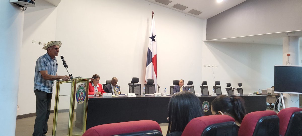 R_RuizDiaz's tweet photo. Que solo haya 3 diputados en este momento, en la mesa llama la atencion del interes real de la discusión en la @asambleapa https://t.co/sGJTV8sCzw