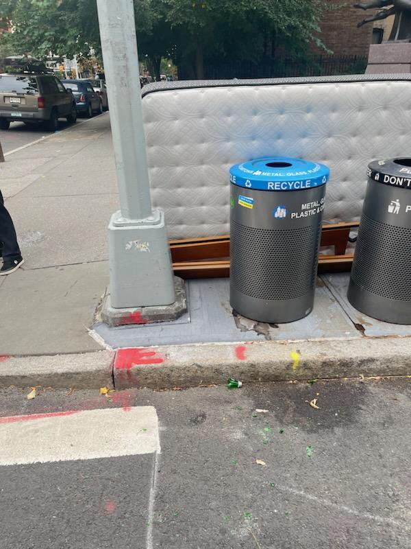 organicfarmCT's tweet photo. @NYCSanitation .. more illegal dumping 11/Bleecker (west village). A worker dumping things from a nearby job .  Told he can’t dump in front of park, he shrugged and took off. Got Lic # https://t.co/vbYB2lHHp3