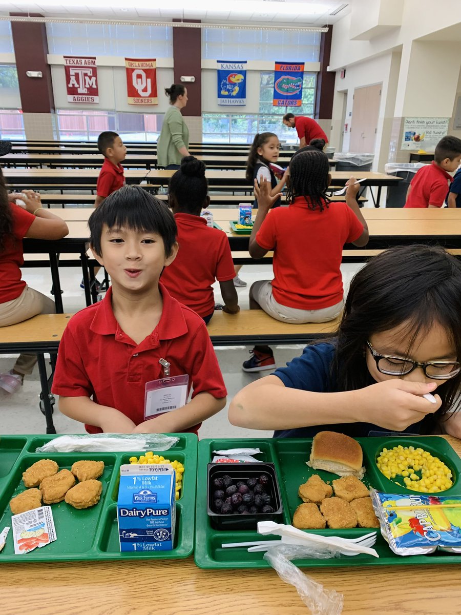 gisdnutrition's tweet photo. 🌈🍽️ Last school lunch before a four day weekend! 😁 Wishing everyone a safe and happy Labor Day Weekend! ☀️🤗
#lunchlove #labordayweekend #longweekend #deliciousness #theGISDeffect #weekendfuel https://t.co/wFmHoIYzob