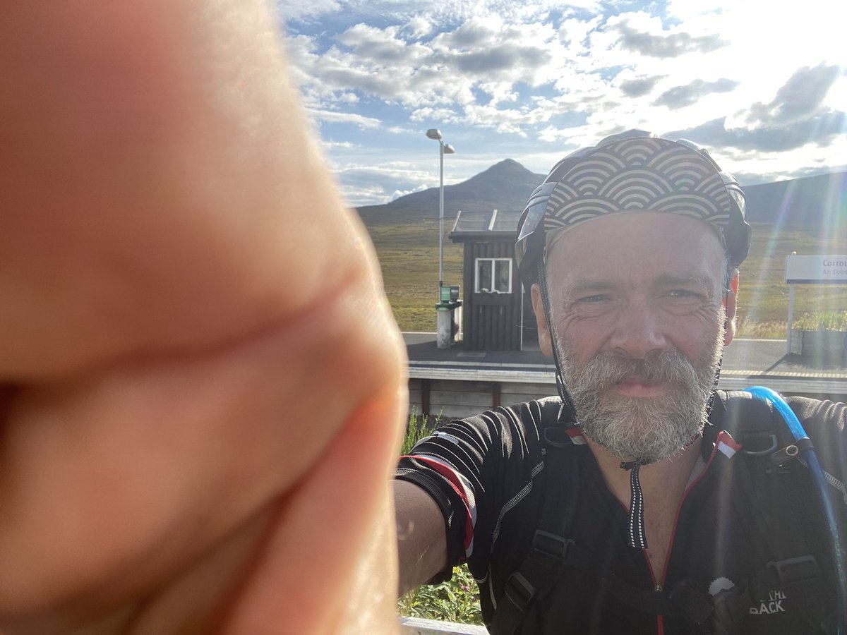 weegiewheelercc's tweet photo. Still doing #badgerdivide - 28m overnight detour to get brakes bled and pads replaced. Thanks Bothy bikes. What a day 24hrs make. Now 93/212 done - cycled 120. At Corrour Station today 53m/2800ft https://t.co/kqqPGRjJGF