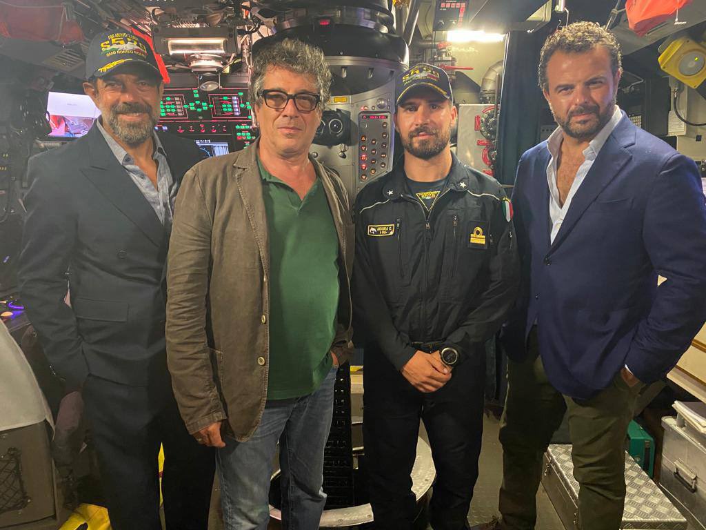 ItalianNavy's tweet photo. Il Film #Comandante realizzato in collaborazione con la #MarinaMilitare racconta il nostro modo di essere marinai, i nostri valori e i principi. Oggi cast, produzione e regia a bordo del sottomarino Romei per salutare gli uomini e donne che hanno scelto il mare come professione. https://t.co/8EGRnKetmv