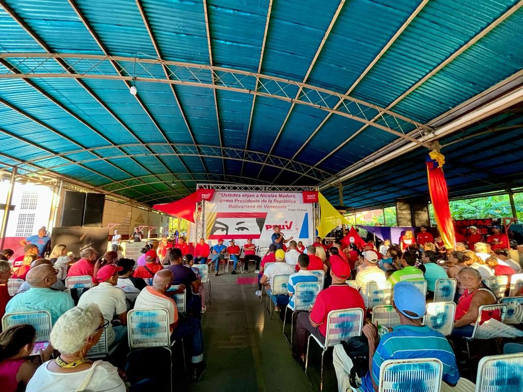 Un saludo combativo a todas esos líderes y lideresas de calle, comunidades y UBCH de nuestro <a href="/PartidoPSUV/">PSUV</a> que se encontraron en Yare, municipio Simón Bolívar en los Valles del Tuy. ¡Gran encuentro de maravillosos hombres y maravillosas mujeres preparados para la victoria! ¡Viva