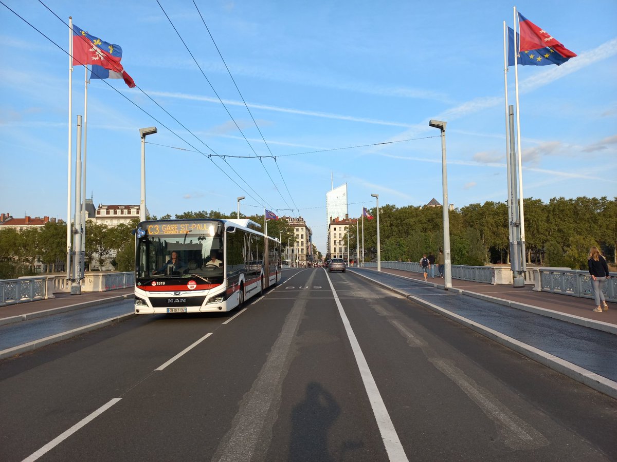 Fabien_Bagnon's tweet photo. 🔴 A Lyon, le pont Lafayette réaménagé donne enfin une vraie place à tous les modes de déplacements🚶‍♀️🛴🚴‍♂️🚗🚎
➡️ Mieux partager la voirie pour permettre à chacun de se déplacer en sécurité quelque soit son mode de placement et ainsi de réduire l'usage de la voiture. https://t.co/dr93iwdD4b