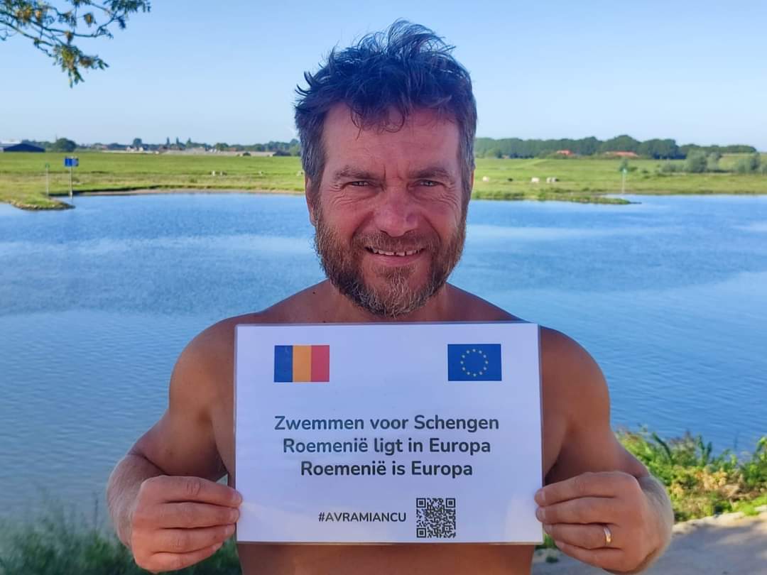 Morgen komt de Roemeense zwemmer Avram Iancu aan in Haringvlietdam. Daarmee heeft hij de gehele Rijn afgezwommen om aandacht te vragen voor de toetreding van Roemenië tot het Schengengebied. Meer info op zijn fb: facebook.com/avramiancu