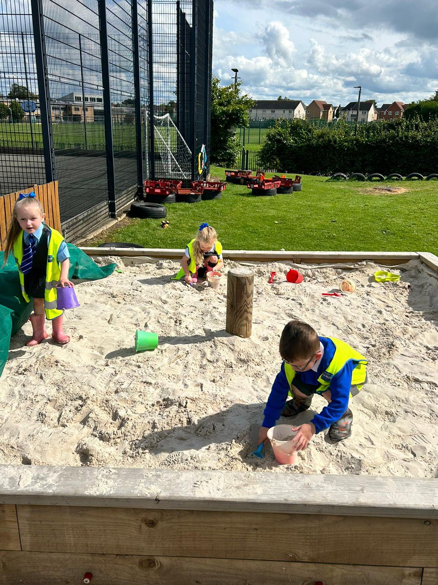 UdstonP1s's tweet photo. Room 1 have been exploring our outdoor learning spaces this week. 💙#itsSLC https://t.co/MkAQy0nJ5Z