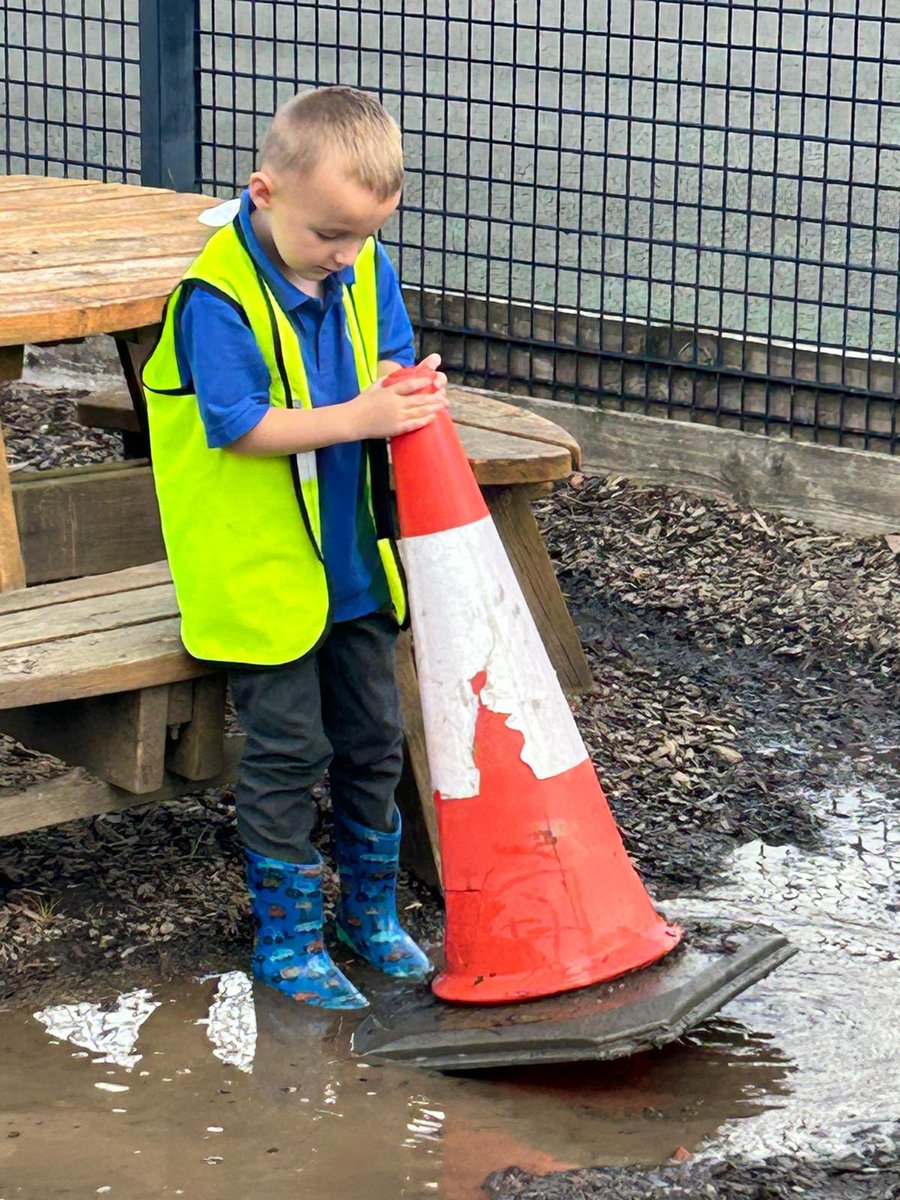 UdstonP1s's tweet photo. Room 1 have been exploring our outdoor learning spaces this week. 💙#itsSLC https://t.co/MkAQy0nJ5Z