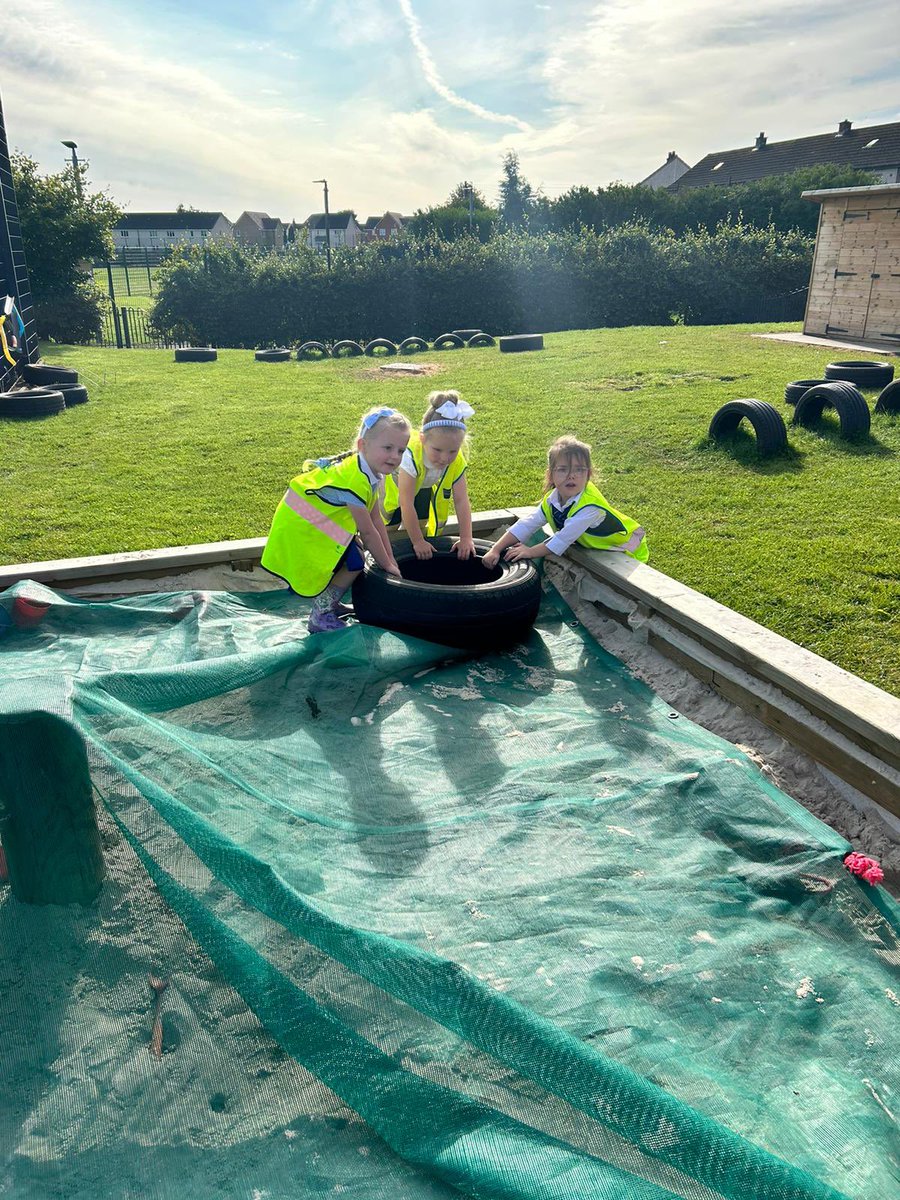UdstonP1s's tweet photo. Room 1 have been exploring our outdoor learning spaces this week. 💙#itsSLC https://t.co/MkAQy0nJ5Z