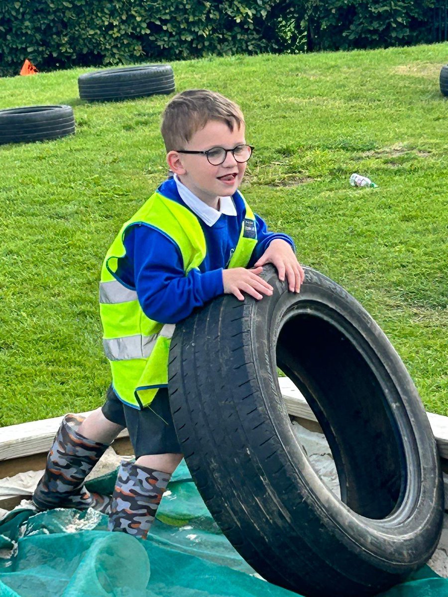 UdstonP1s's tweet photo. Room 1 have been exploring our outdoor learning spaces this week. 💙#itsSLC https://t.co/MkAQy0nJ5Z