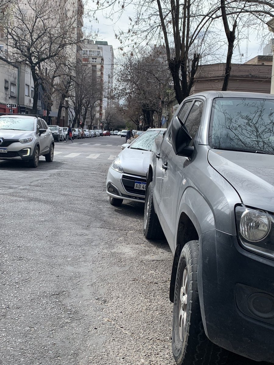 Nachouss's tweet photo. En #LaPlata pleno centro, si no te entra el auto, lo podes dejar así. 
Tranca https://t.co/BoN81XjgsU