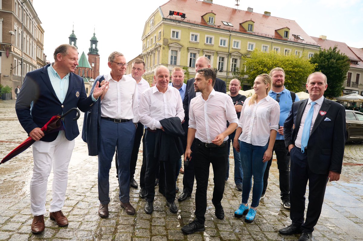 EKOlodziejczak_'s tweet photo. Deszczowa konferencja i spotkanie w Gnieźnie. Deszcz i grad niczym hejt i ciosy poniżej pasa zadawane przez PiS i ich media, które nam ukradli. Mnie ani deszcz, ani hejt nie jest straszny.
Przetrwamy i wygramy!
Dla Polski🇵🇱
#MojOkreg37 #wybory2023 #listaKO #MojOkreg #MK https://t.co/L1U74h0FVc