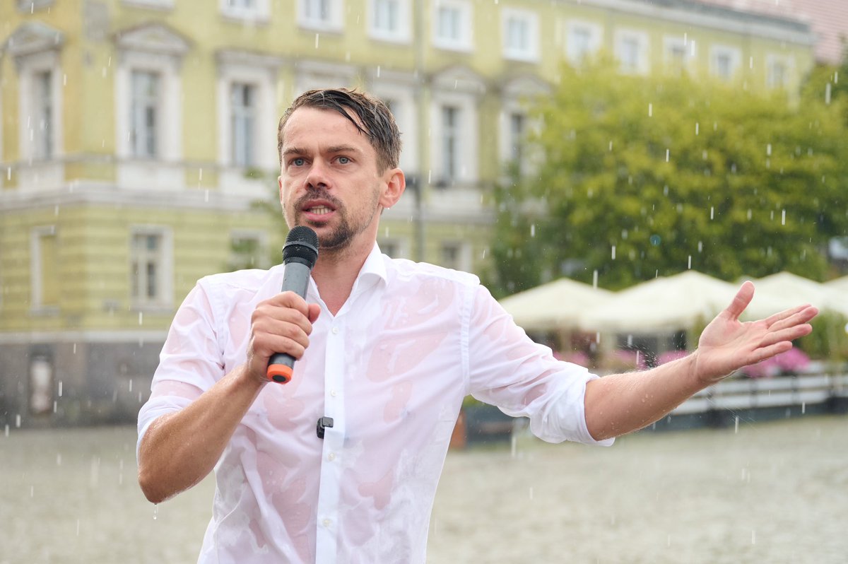 EKOlodziejczak_'s tweet photo. Deszczowa konferencja i spotkanie w Gnieźnie. Deszcz i grad niczym hejt i ciosy poniżej pasa zadawane przez PiS i ich media, które nam ukradli. Mnie ani deszcz, ani hejt nie jest straszny.
Przetrwamy i wygramy!
Dla Polski🇵🇱
#MojOkreg37 #wybory2023 #listaKO #MojOkreg #MK https://t.co/L1U74h0FVc
