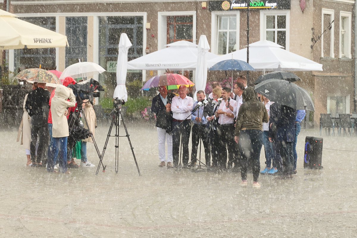 EKOlodziejczak_'s tweet photo. Deszczowa konferencja i spotkanie w Gnieźnie. Deszcz i grad niczym hejt i ciosy poniżej pasa zadawane przez PiS i ich media, które nam ukradli. Mnie ani deszcz, ani hejt nie jest straszny.
Przetrwamy i wygramy!
Dla Polski🇵🇱
#MojOkreg37 #wybory2023 #listaKO #MojOkreg #MK https://t.co/L1U74h0FVc