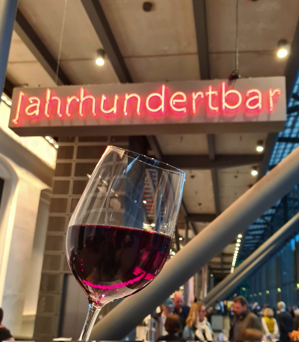 Opernjunkie's tweet photo. Da es an der Jahrhundertbar in der #Jahrhundertehalle nur schlechtes Krombacher gibt, heute mal ein #PreOpernWein 🍇🍷 https://t.co/OiVPQFXqwu