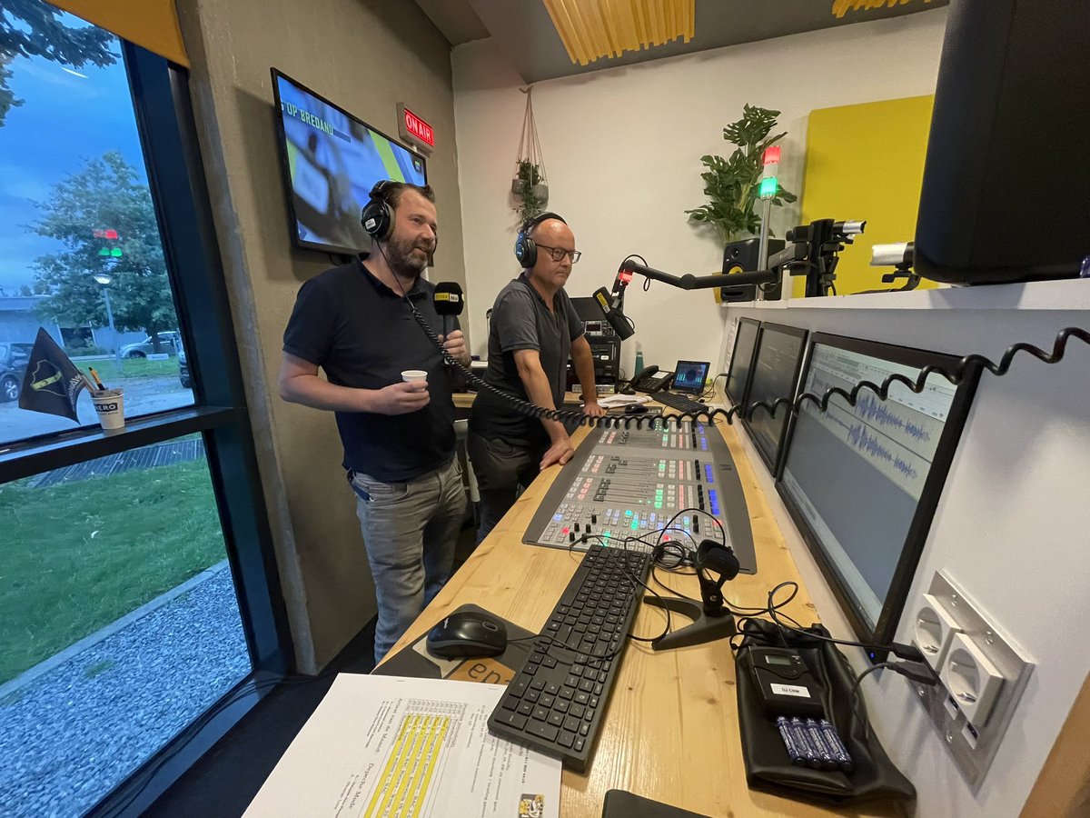 BredaNuNACpraat's tweet photo. We zijn al weer even bezig met de #519e uitzending van #NACpraat Radio. Een weekend met veel gelach maar een stroeve start. Meer dan genoeg praatvoer om een uurtje te vullen.
Luister en kijk nu mee via 107.3FM en https://t.co/a6Nr8EIiEe ! https://t.co/oVU14PiTrB