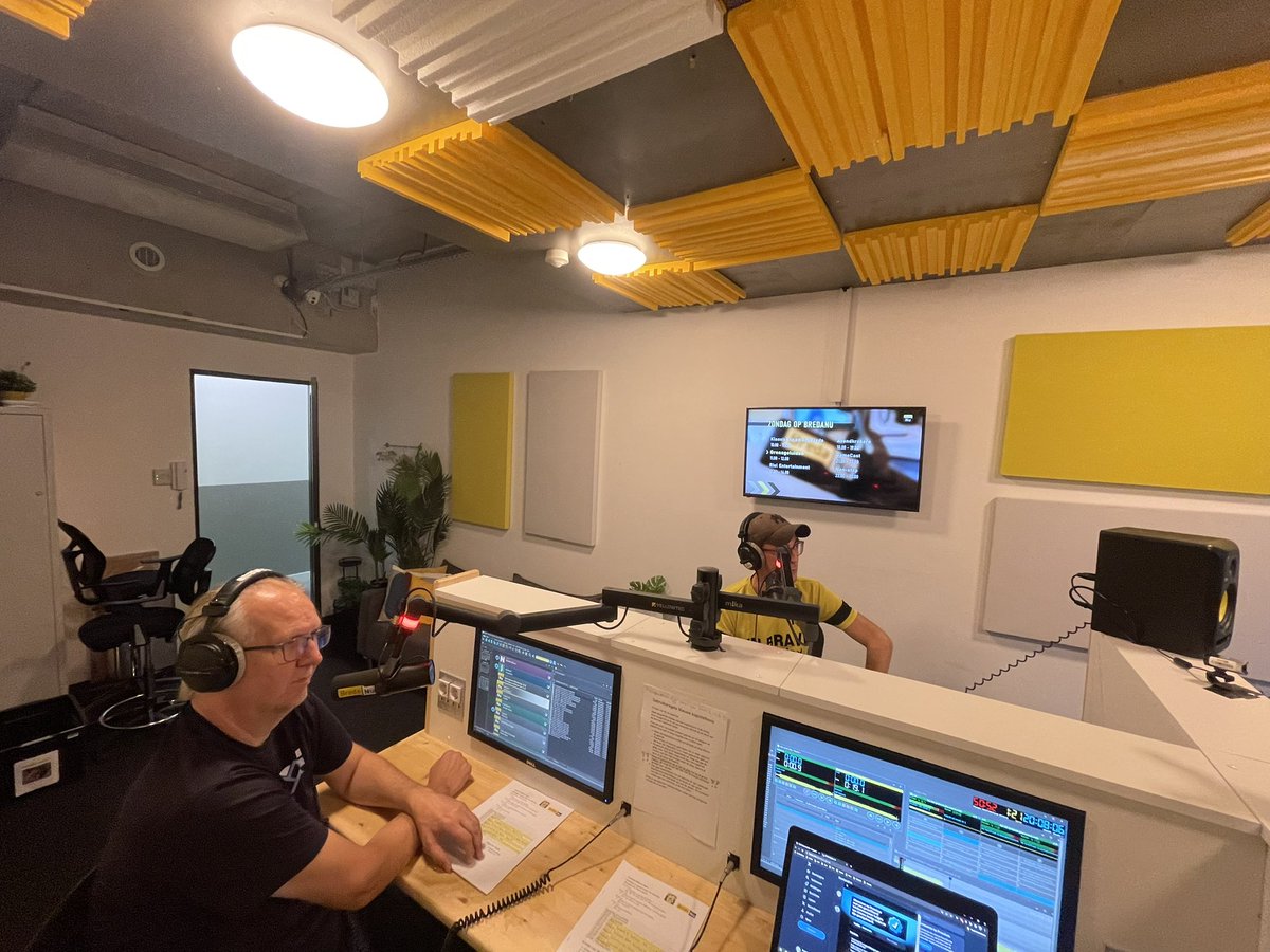 BredaNuNACpraat's tweet photo. We zijn al weer even bezig met de #519e uitzending van #NACpraat Radio. Een weekend met veel gelach maar een stroeve start. Meer dan genoeg praatvoer om een uurtje te vullen.
Luister en kijk nu mee via 107.3FM en https://t.co/a6Nr8EIiEe ! https://t.co/oVU14PiTrB