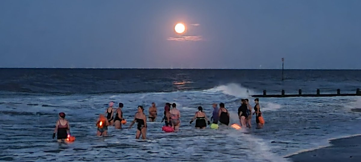 PeoniesEnvy63's tweet photo. Fabulous blue moon, South Prom, Withernsea. https://t.co/EOgV3vYaxf