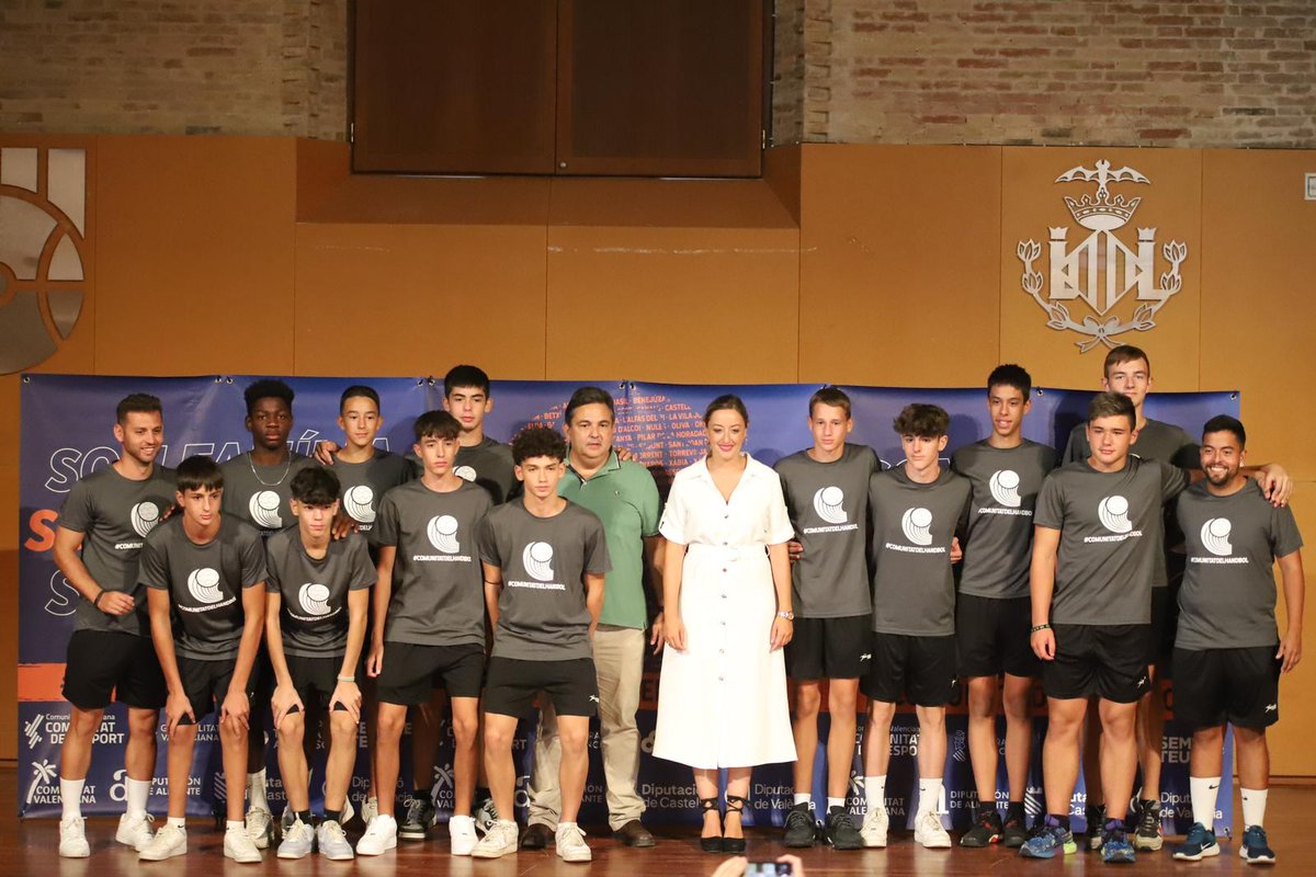 ArenaHandballT's tweet photo. 💜 ¡Los anfitriones, preparados para conquistar el #CESABMPlaya2023! ⚔️

📌 Celebrado en La Petxina la presentación de los seis equipos de la @Fbmcv, con presencia institucional del @AjuntamentVLC y la @RFEBalonmano 

📸 @Fbmcv

#BalonmanoPlaya #EnjoyTheExperience https://t.co/OCwF1zC4q6