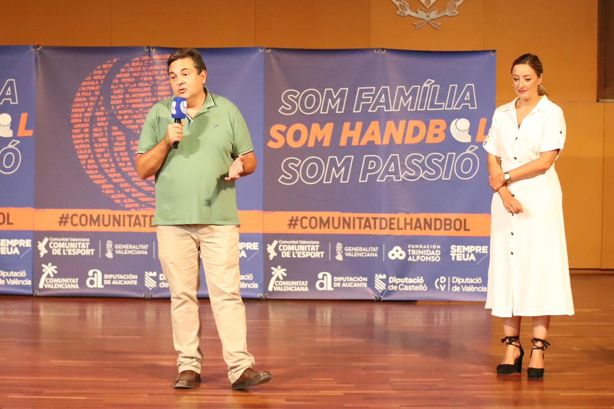 ArenaHandballT's tweet photo. 💜 ¡Los anfitriones, preparados para conquistar el #CESABMPlaya2023! ⚔️

📌 Celebrado en La Petxina la presentación de los seis equipos de la @Fbmcv, con presencia institucional del @AjuntamentVLC y la @RFEBalonmano 

📸 @Fbmcv

#BalonmanoPlaya #EnjoyTheExperience https://t.co/OCwF1zC4q6
