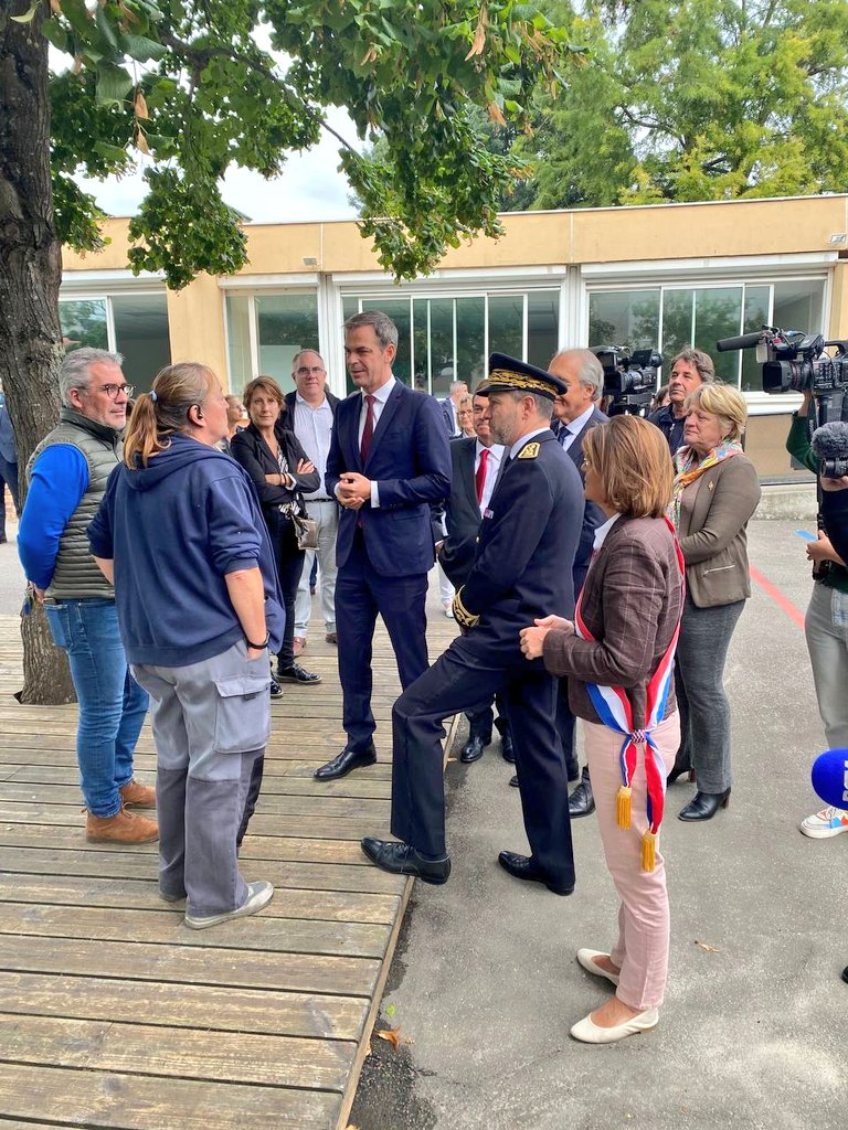 AudeLuquet77's tweet photo. J'atais aujourd'hui avec @olivierveran à Dammarie-les-Lys, ville tragiquement touchée par les récentes émeutes. Tout le monde a été au rendez-vous pour remettre tout en ordre pour cette #rentrée. L'occasion de remercier l'ensemble des personnes mobilisées. #SeineetMarne https://t.co/LfAQHqle7E