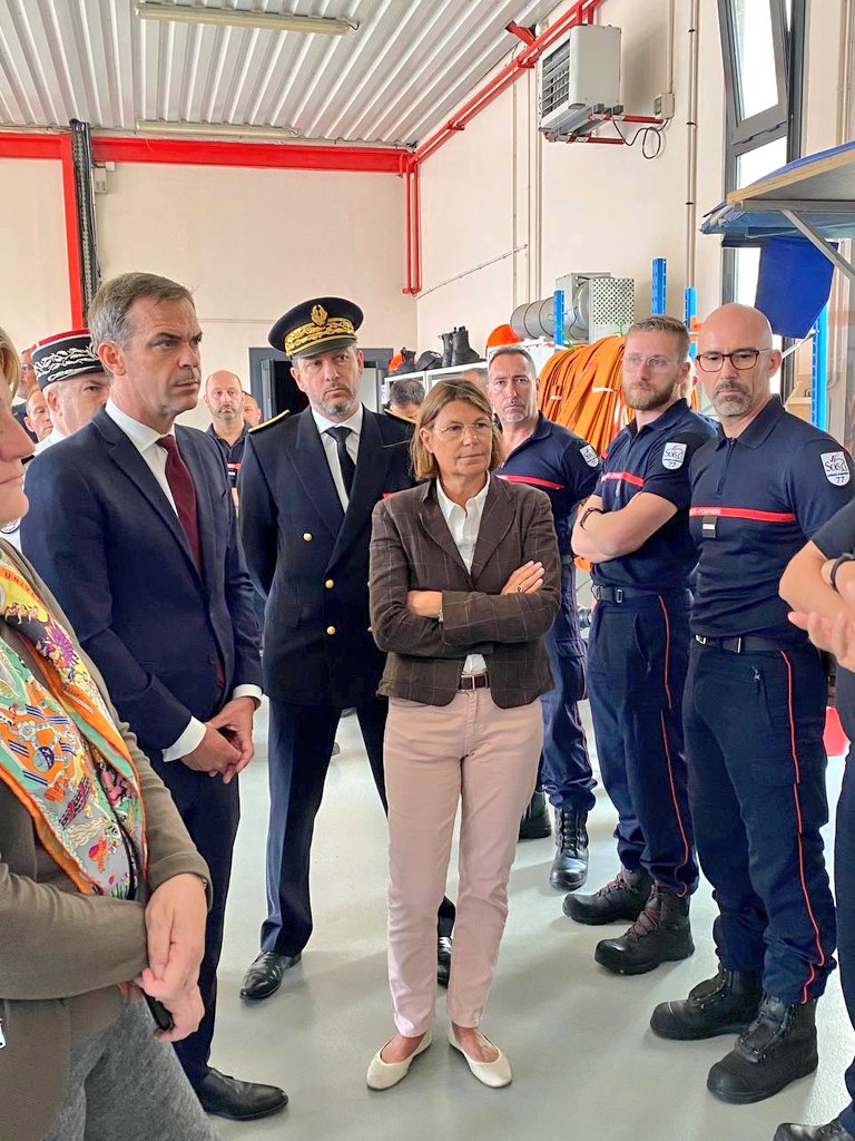 AudeLuquet77's tweet photo. J'atais aujourd'hui avec @olivierveran à Dammarie-les-Lys, ville tragiquement touchée par les récentes émeutes. Tout le monde a été au rendez-vous pour remettre tout en ordre pour cette #rentrée. L'occasion de remercier l'ensemble des personnes mobilisées. #SeineetMarne https://t.co/LfAQHqle7E