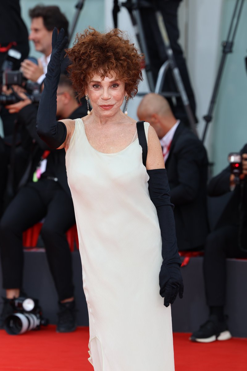 01Distribution's tweet photo. Red Carpet rosso fiammante per il film #FERRARI! Insieme al regista #MichaelMann i protagonisti #AdamDriver, #PatrickDempsey e #DanielaPiperno. 
In concorso a #Venezia80 e prossimamente al cinema. https://t.co/NPeCffYvI3