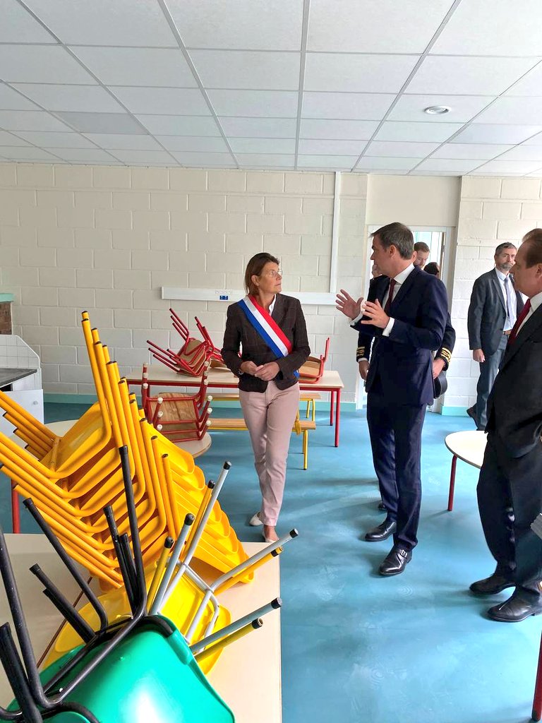 AudeLuquet77's tweet photo. J'atais aujourd'hui avec @olivierveran à Dammarie-les-Lys, ville tragiquement touchée par les récentes émeutes. Tout le monde a été au rendez-vous pour remettre tout en ordre pour cette #rentrée. L'occasion de remercier l'ensemble des personnes mobilisées. #SeineetMarne https://t.co/LfAQHqle7E