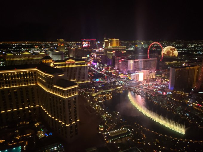 Vegas is such a weird city but it's really pretty from 40-some stories up. https://t.co/4N2FFExQLi