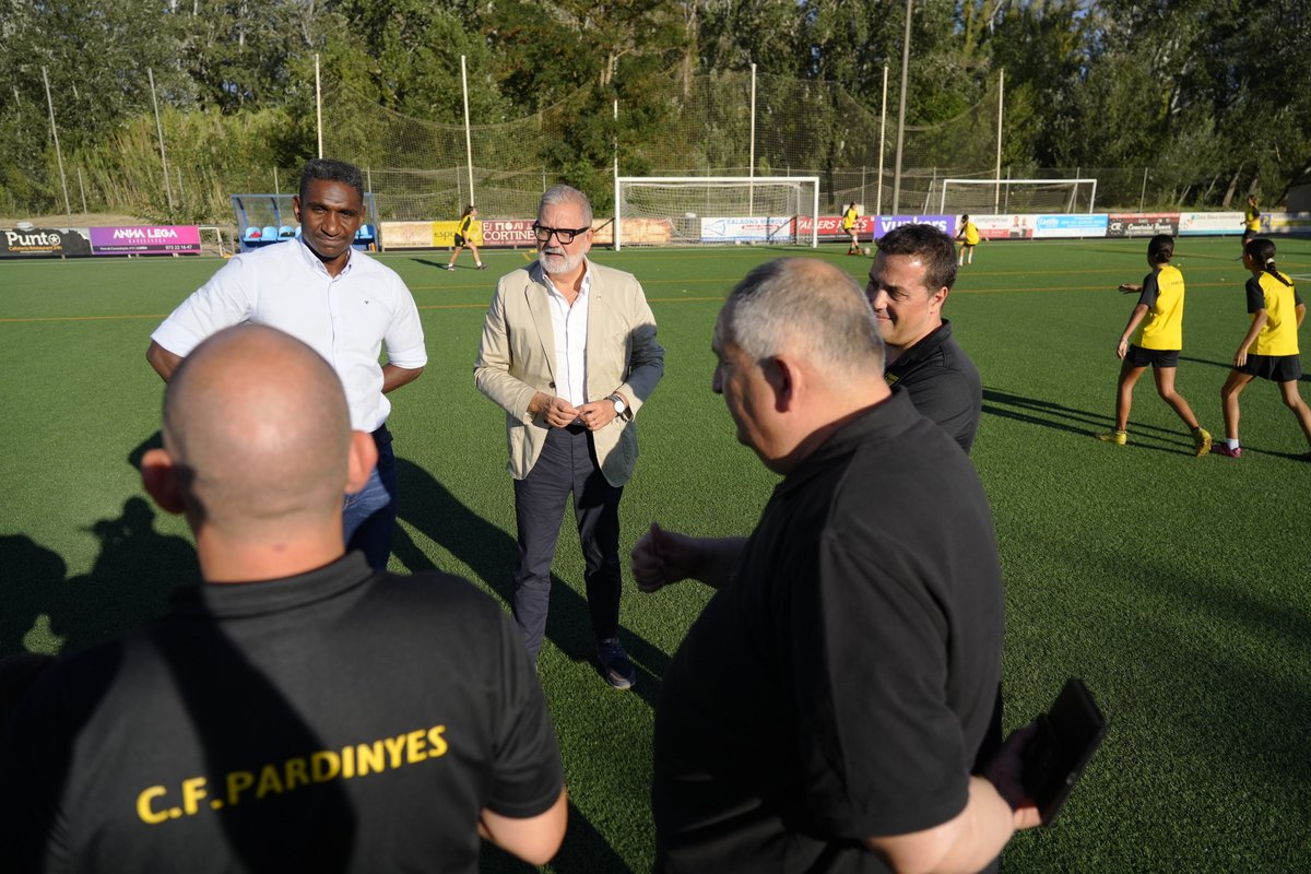 paerialleida's tweet photo. ⚽️Visita a les instal·lacions del @CF_Pardinyes 
👥L’alcalde de Lleida, @flarrosa, juntament amb el regidor d’Esports, @jacquiverJackson i el regidor del barri, @CarlosEnjuanes, han mantingut una trobada amb el president de l'entitat, @RafaGimena https://t.co/PrPu3XdkZn