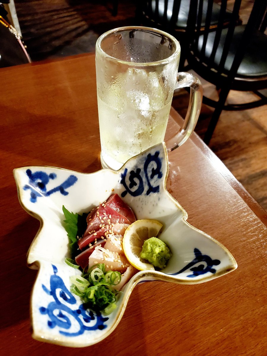 miaakarin24's tweet photo. 今日は深夜2時まで大阪キタで飲んでた🥰泳ぎイカがなかったの 残念だけど 他メニューもおいしかった🎶そしてBAR🍸2店ハシゴ🤣お喋り楽しくて ラスト時間まで飲んでて、ネットカフェ泊まろうとしたら満席😱仕方なく1人でラブホ🏩泊まってます😅
#泳ぎイカ九州うまか梅田店 #barSALAMAT #Love22 https://t.co/Df5neN4YkD