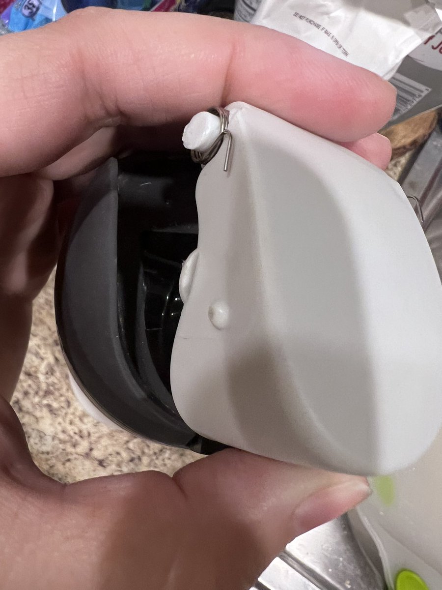 ynnej815's tweet photo. @owalalife is there a way to purchase only a replacement lid? My son's broke on him https://t.co/EsBPeBHSQK