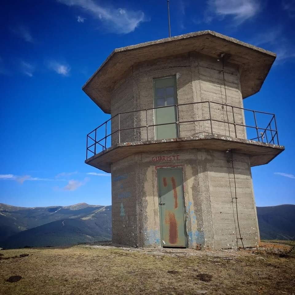 Burgosenelmundo's tweet photo. #Burgosenelmundo #Burgos 
Cerro Guariste y Dos Hombres. A mitad de camino entre Barbadillo de Herreros #Burgos y el alto de la Cruz de la Demanda,  se encuentra este singular refugio no guardado pero bien cuidado. Si lo utilizas respétalo.
Por @perfectplanet_net https://t.co/AXpYb84iPl