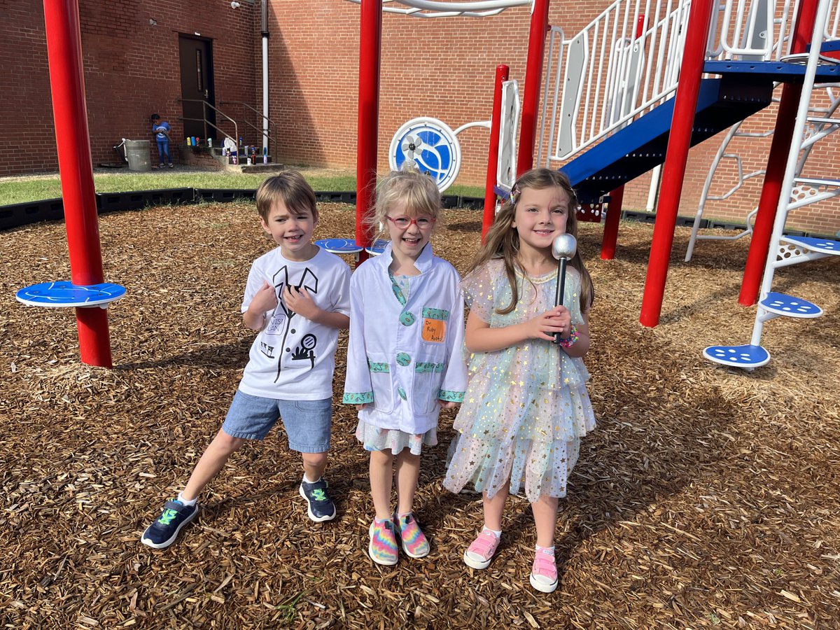 HESSPLASH's tweet image. Read-a-Thon Spirit Week is still going strong with Connect with your class day and Connect with Your Future Day! Keep reading, Dolphins! #readreadread