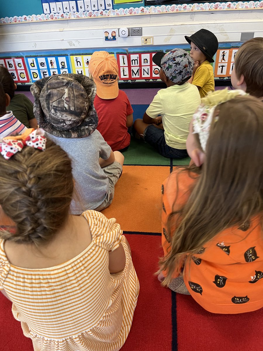 HESSPLASH's tweet image. Read-a-Thon Spirit Week is still going strong with Connect with your class day and Connect with Your Future Day! Keep reading, Dolphins! #readreadread